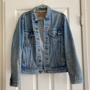 Vintage 90’s Levi’s denim jacket. 705060214 Men’s size 40 R.